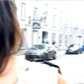 Femme marchant dans la rue