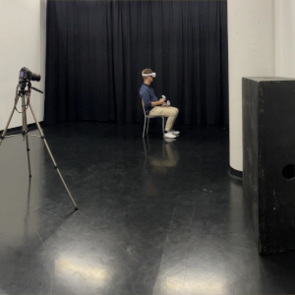Homme portant un oculus